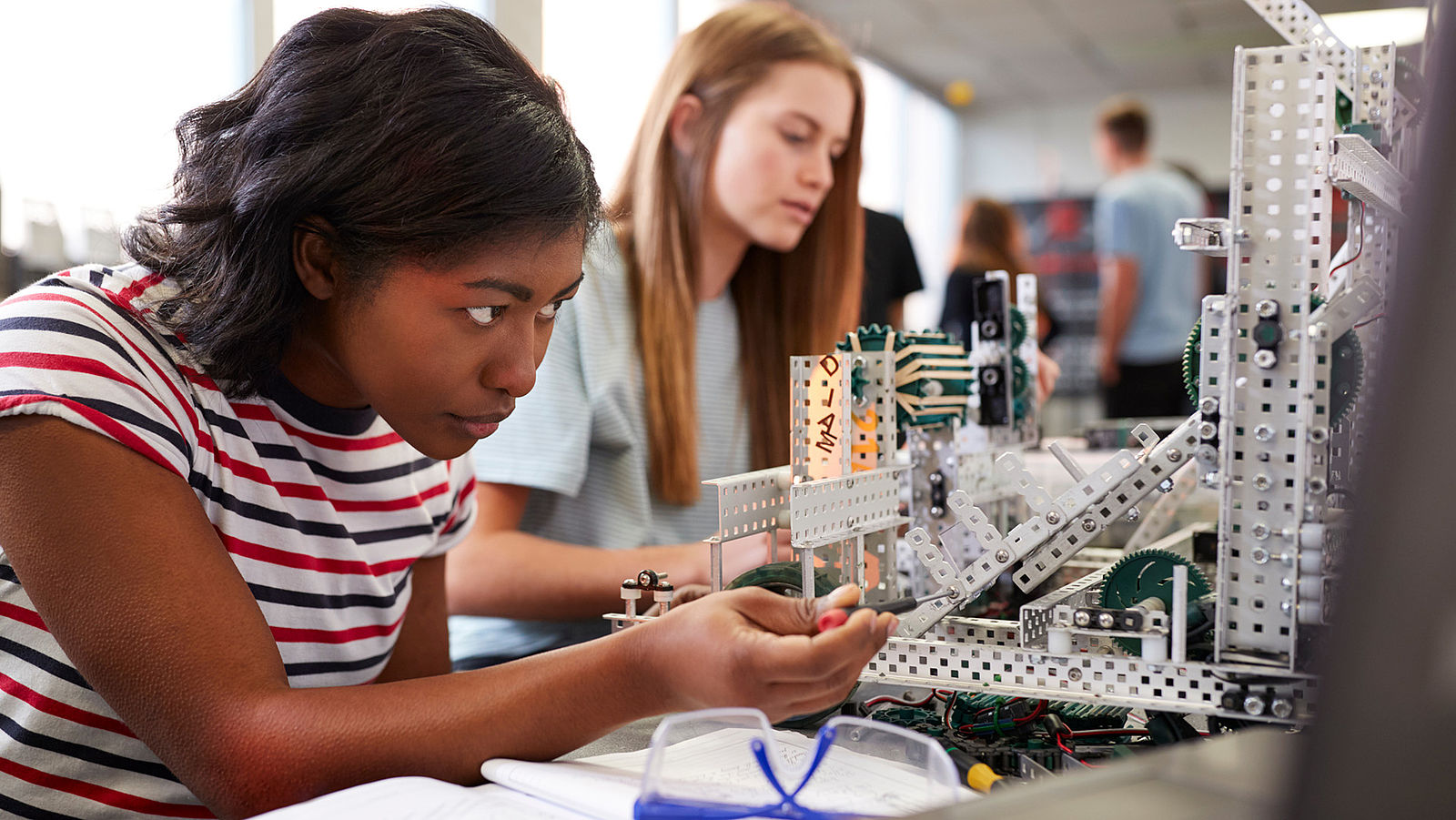Ein Studium – zwei Berufsfelder: Studiengang Ingenieurpädagogik an der Hochschule Esslingen Chance Ingenieurpädagogik: Wissen an Jugendliche weitergeben
