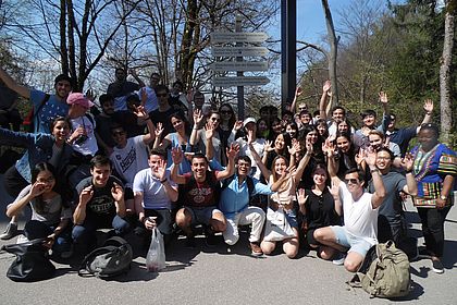 Gruppenfoto von internationale Studierenden auf einer Aussichtsplattform