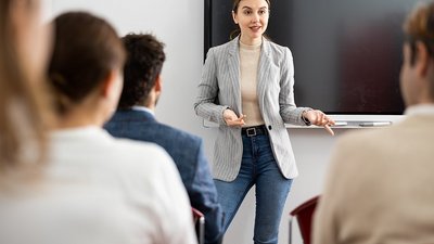 Frau um die 40 vor einer Tafel