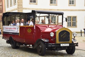 Historischer Bus beim Kandelmarsch