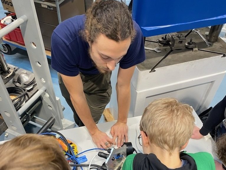Schülerinnen und Schüler im Labor
