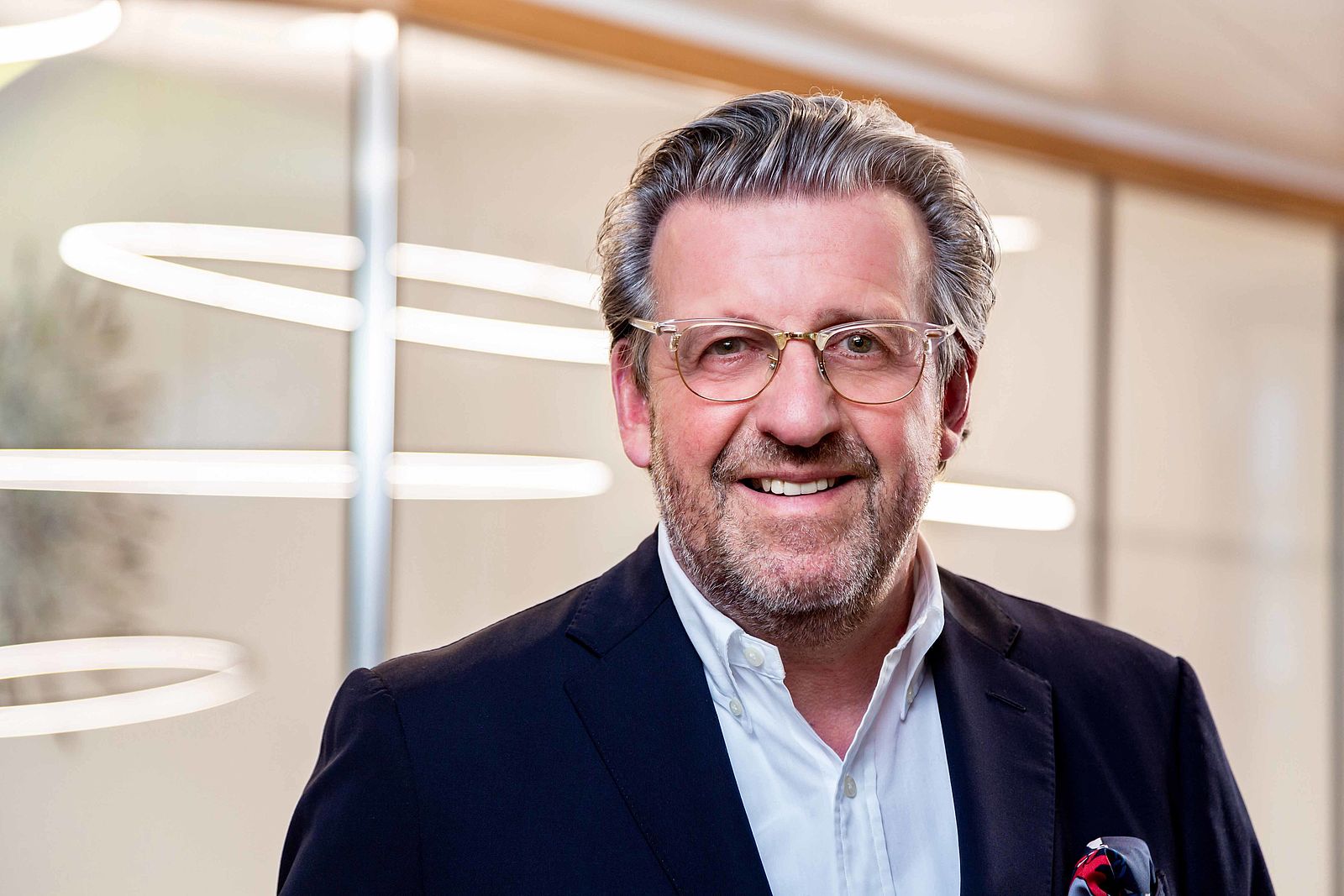 Portraitfoto von Stefan Wolf, Vorstandsvorsitzender der ElringKlinger AG. Herr Wolf trägt einen dunklen Anzug mit hellem Hemd und eine Brille.