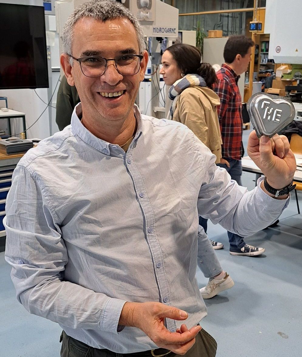Mann hält Form mit HE-Druck in die Kamera