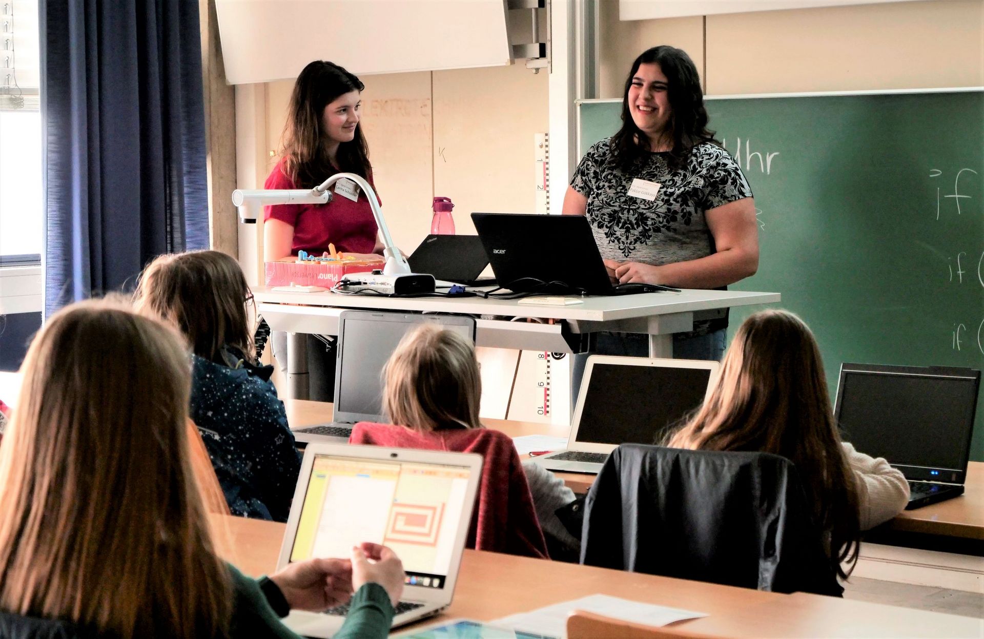 Computerraum mit Mädchen und einer Lehrerin