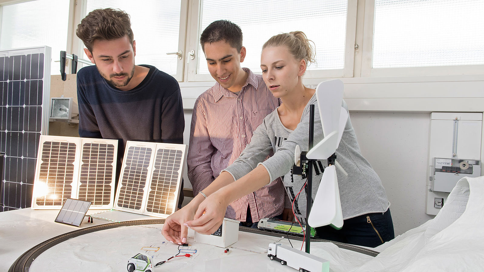 NwT-Studierende an der Hochschule Esslingen tüfteln an einem Modellbau.