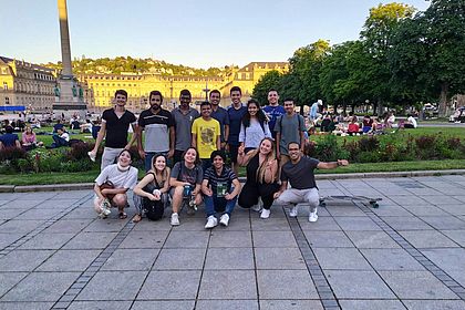 Gruppenfoto von internationale Studierenden am Schlossplatz in Stuttgart