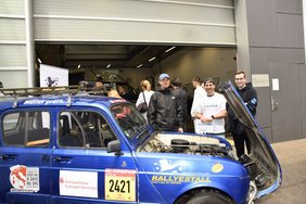 Studierende an einem Auto des Ralleystalls