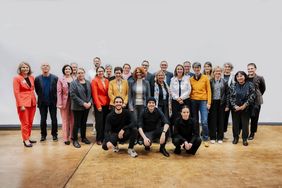 Gruppenbild mit Feiernden zum Pflegejubiläum