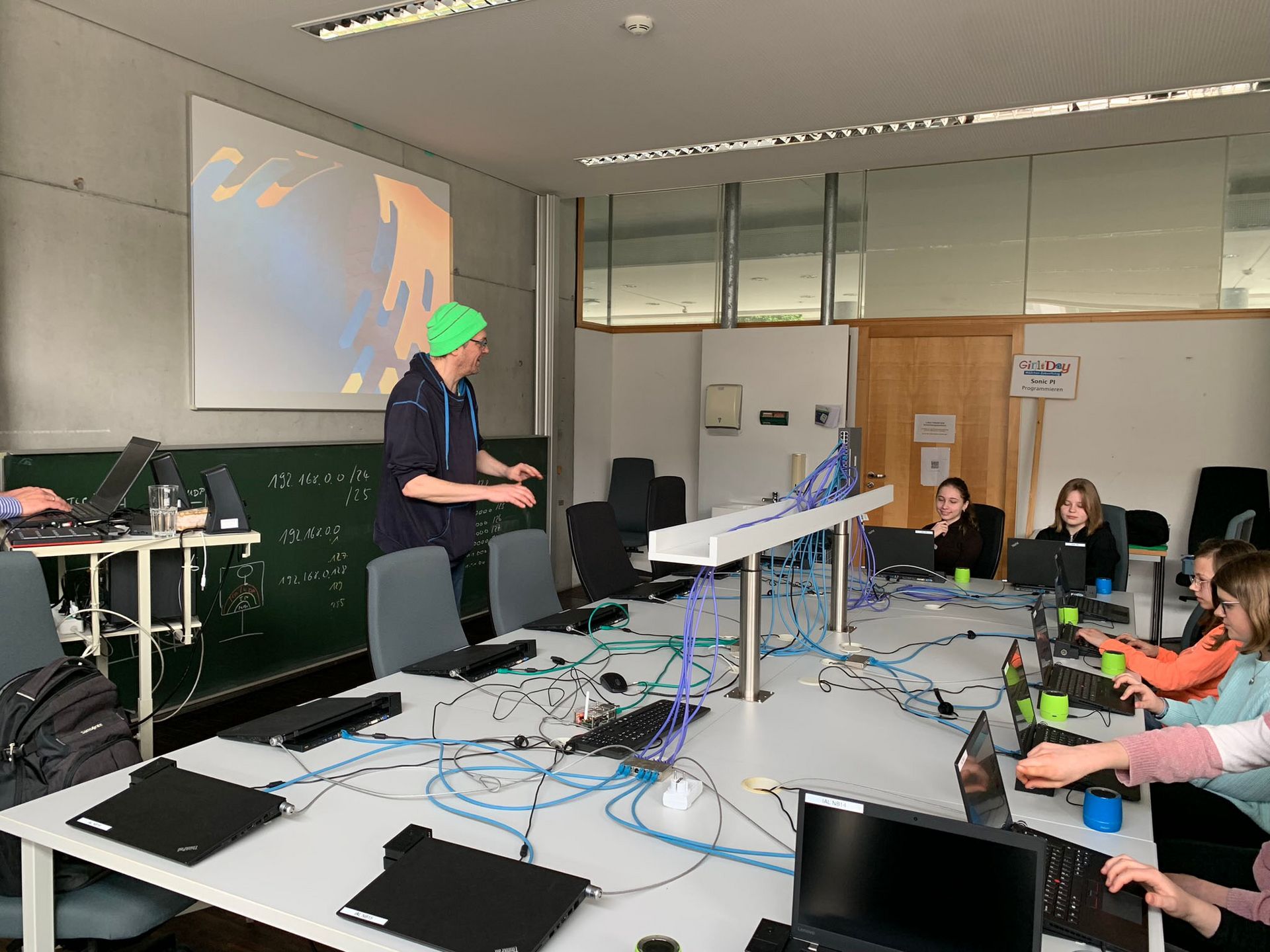 Beim Girls Day in Göppingen lernen die Schülerinnen, wie sie einen Song programmieren können.