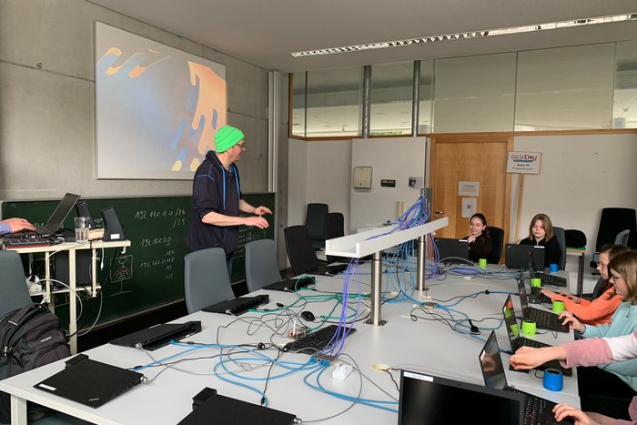 Beim Girls Day in G&ouml;ppingen lernen die Sch&uuml;lerinnen, wie sie einen Song programmieren k&ouml;nnen.