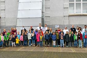Gruppe von Kindern und Eltern auf dem Campus