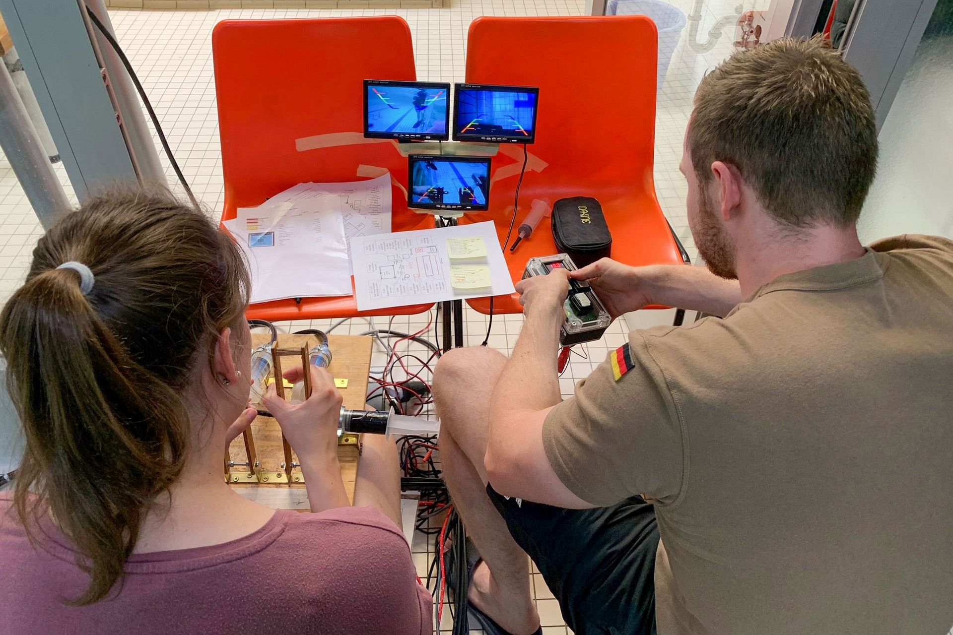 Zwei Studierende steuern den Roboter vom Land aus.