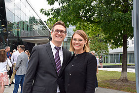 Mann und Frau stehen vor dem Neckarforum