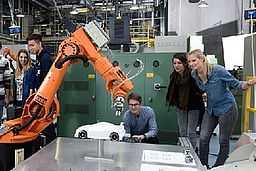 Students in the laboratory for automation, robotics and drive systems.