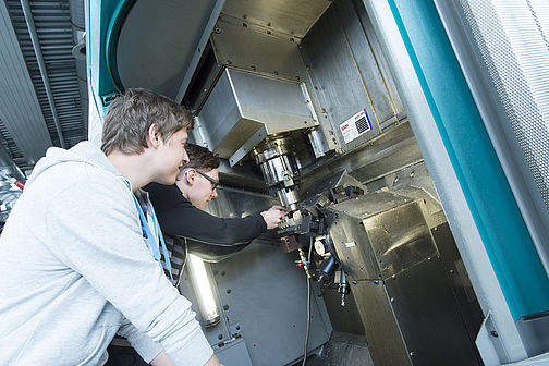 Zwei Studenten verwenden gerade eine Fräsmaschine