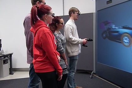 Laborübung Virtual Reality (VR): Die Studierenden analysieren und bewerten ihre Konstruktions- und Stylingdaten aus CAD- und CAS-Systemen, an der Powerwall. Foto: Hochschule Esslingen/Fakultät Fahrzeugtechnik