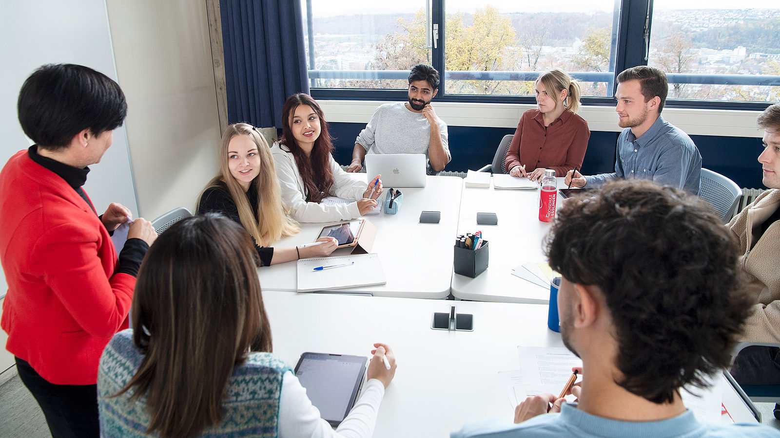 In lectures and seminars, the Master of Nursing Sciences prepares you for your future activities in a science- and research-based manner.