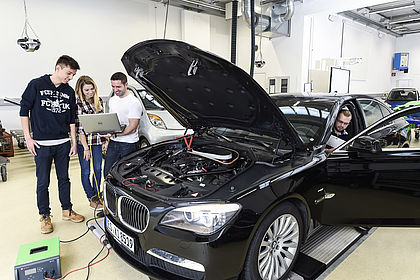 Im Labor KFZ-Diagnose  bearbeiten Studierende gemeinsam Problemstellungen am Fahrzeug. Foto: Hochschule Esslingen 
