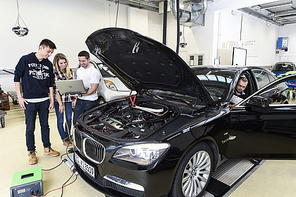Im Labor KFZ-Diagnose bearbeiten Studierende gemeinsam Problemstellungen am Fahrzeug. Foto: Hochschule Esslingen