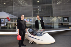 Zwei Studierende am Segelflieger