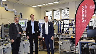 Drei Männer stehen in einem Labor der Hochschule Esslingen