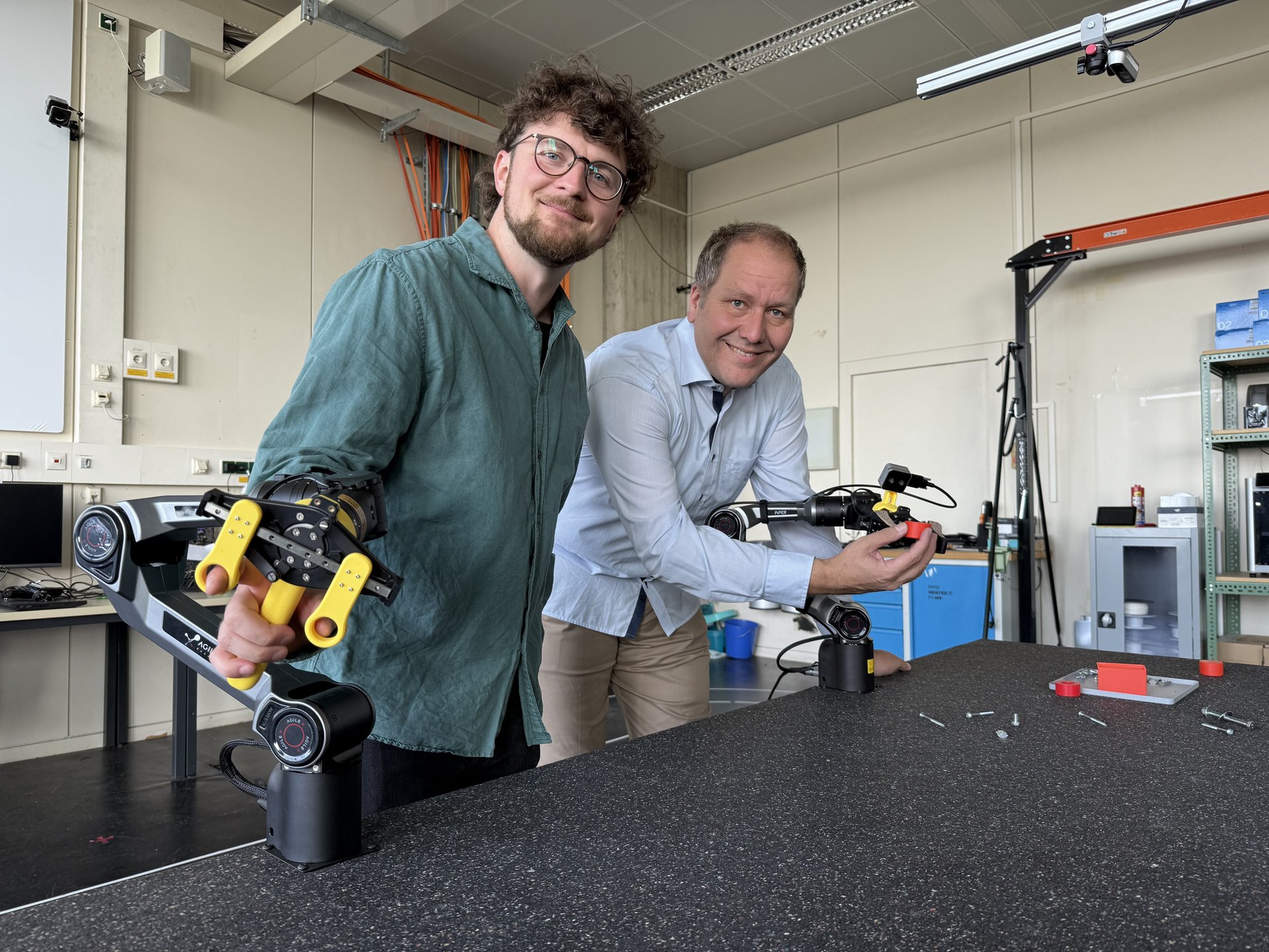 zwei Männer demonstrieren Roboter