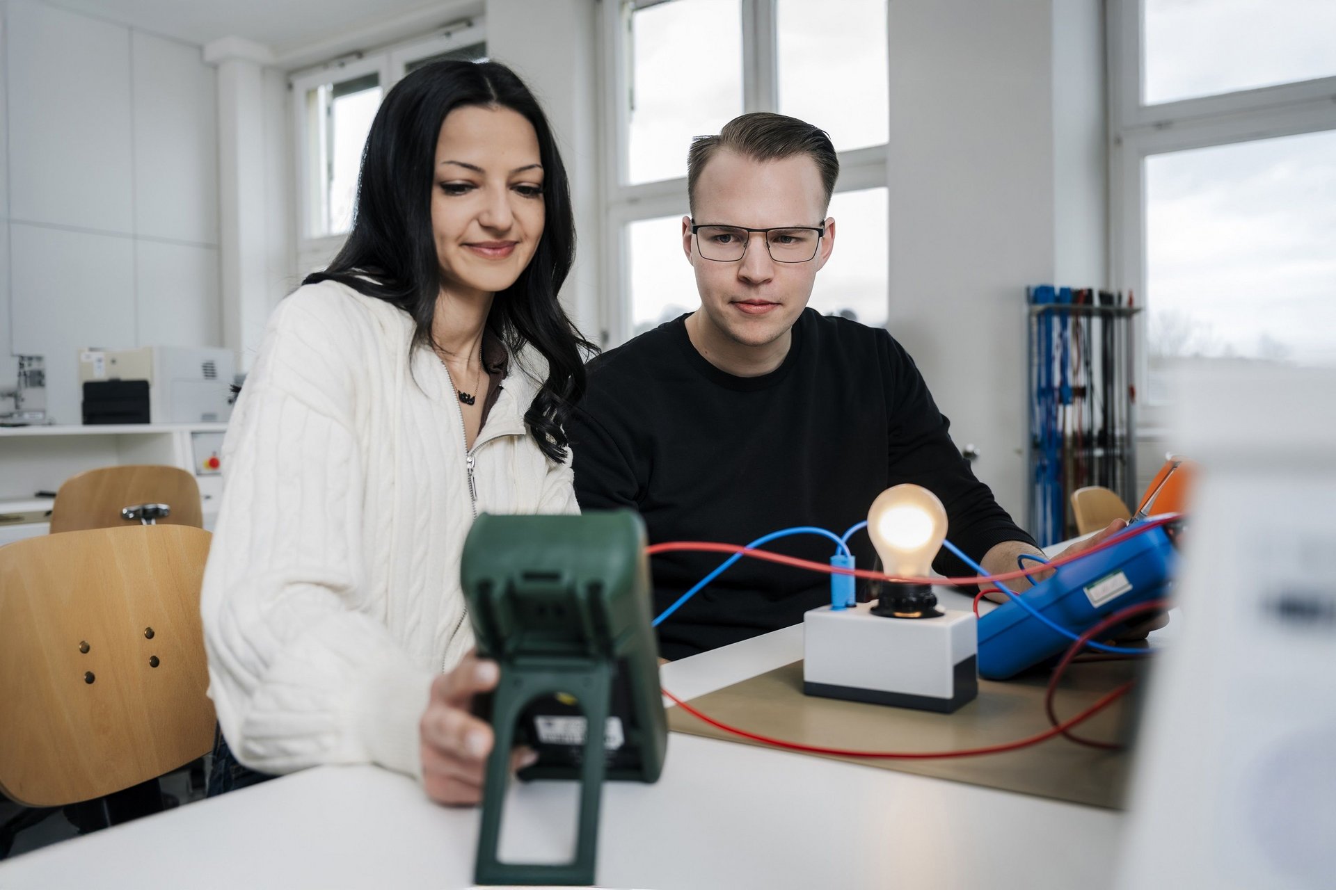 Frau und Mann im Labor am Campus Göppingen