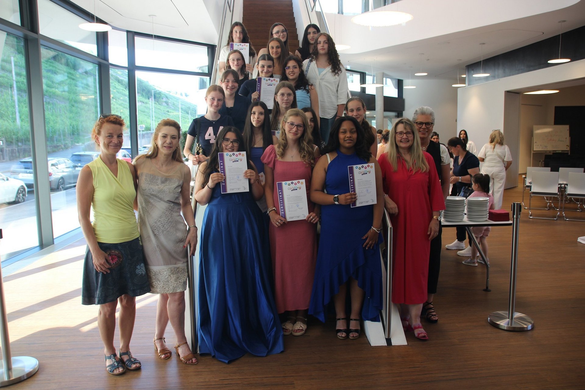 Eine Gruppe junger M&auml;dchen hat sich vor der Kamera aufgestellt