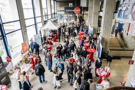 Blick auf das Foyer bei der Erstsemesterbegrüßung