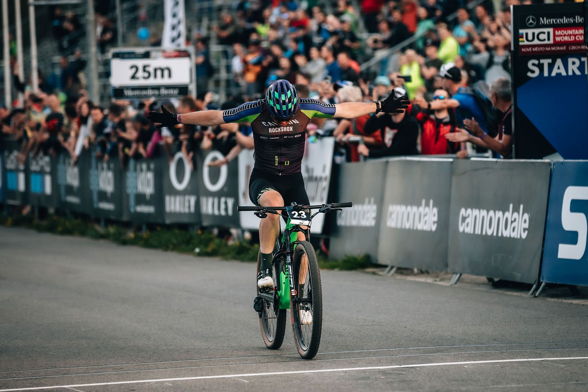 Luca Schwarzbauer fährt mit seinem Fahrrad über die Ziellinie.