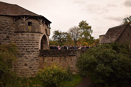 Gruppenfoto von internationalen Studierenden auf dem Turmweg