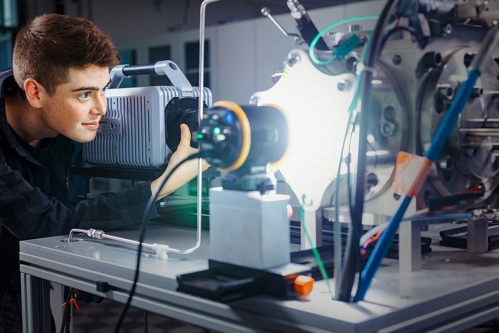 Student im Fahrzeugtechnik-Labor