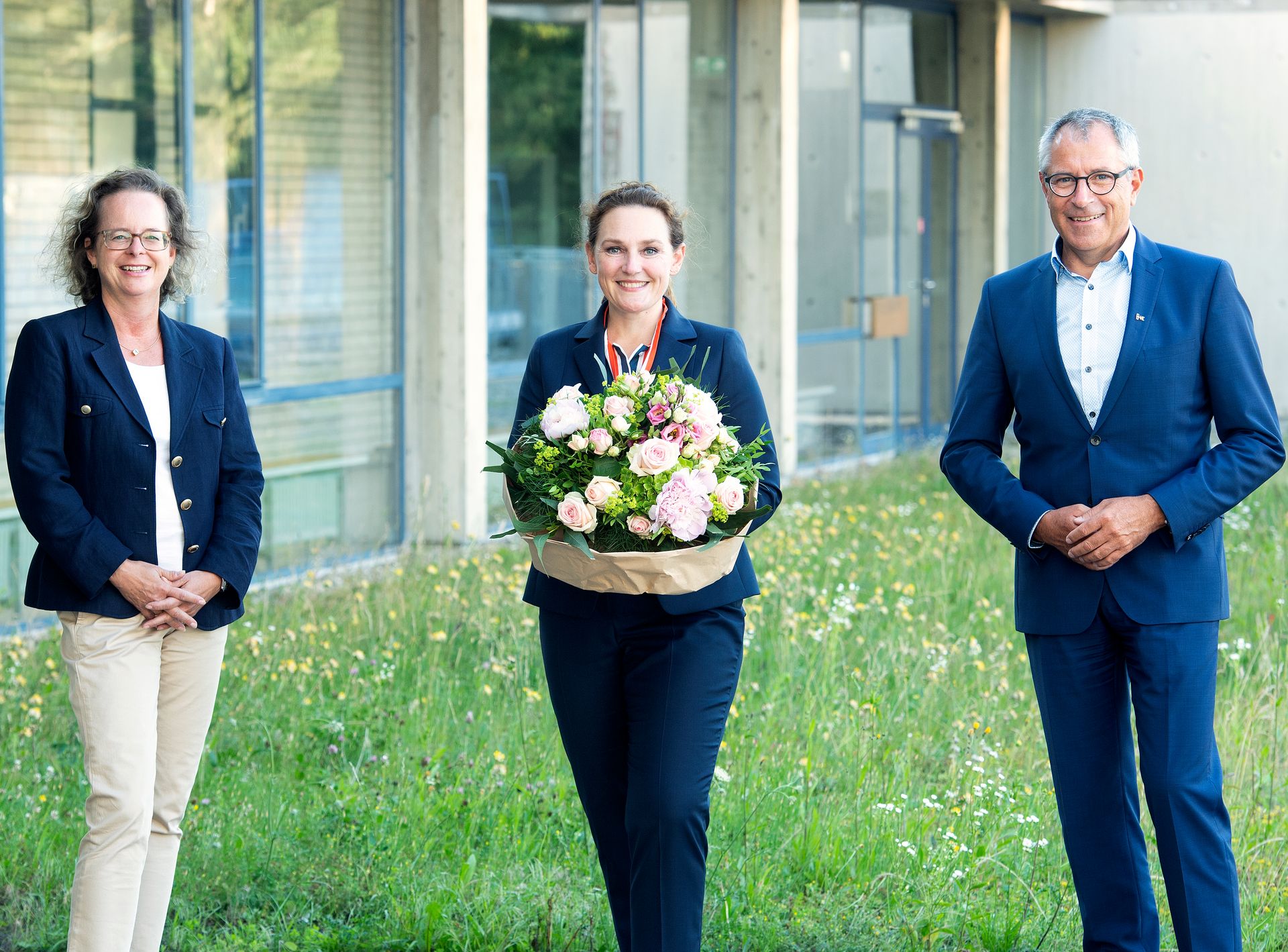 Ein Gruppenfoto von zwei Frauen und einem Mann.