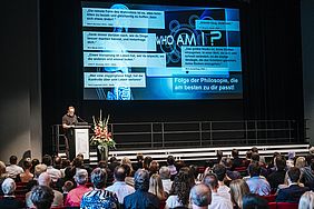 Mann spricht bei der Graduiertenfeier der Hochschule Esslingen