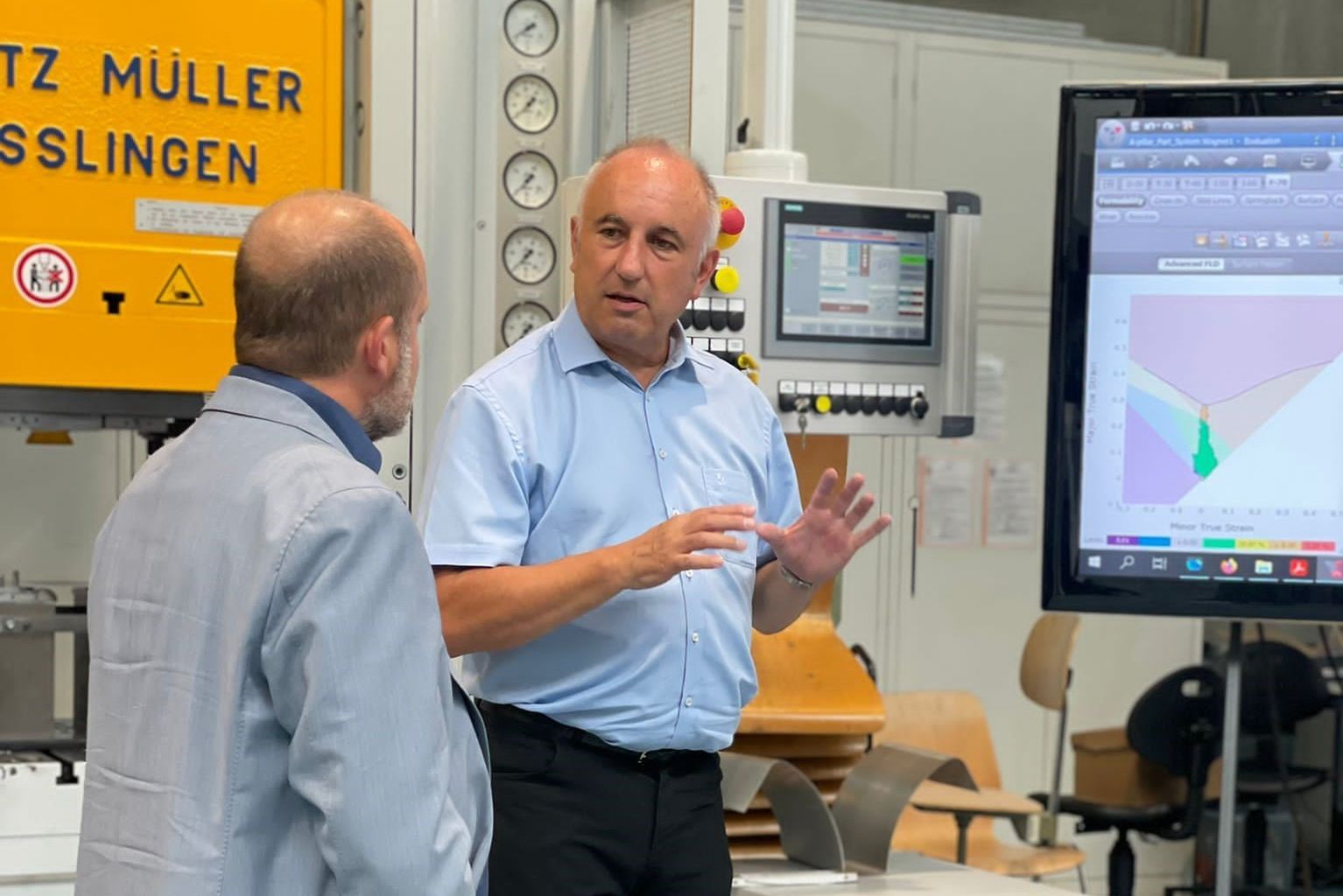 Stephan Seiter zu Besuch im Labor der Hochschule Esslingen.