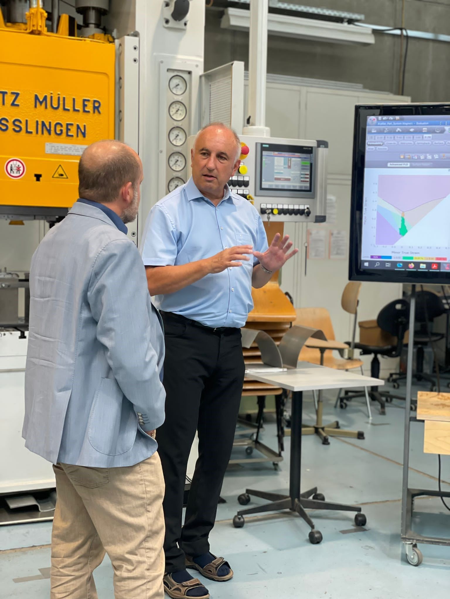 Stephan Seiter zu Besuch im Labor der Hochschule Esslingen.