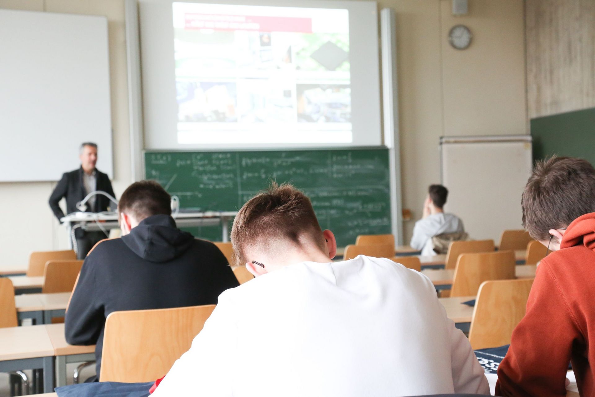 SchülerInnen in einer Schnuppervorlesung in der Fakultät IT