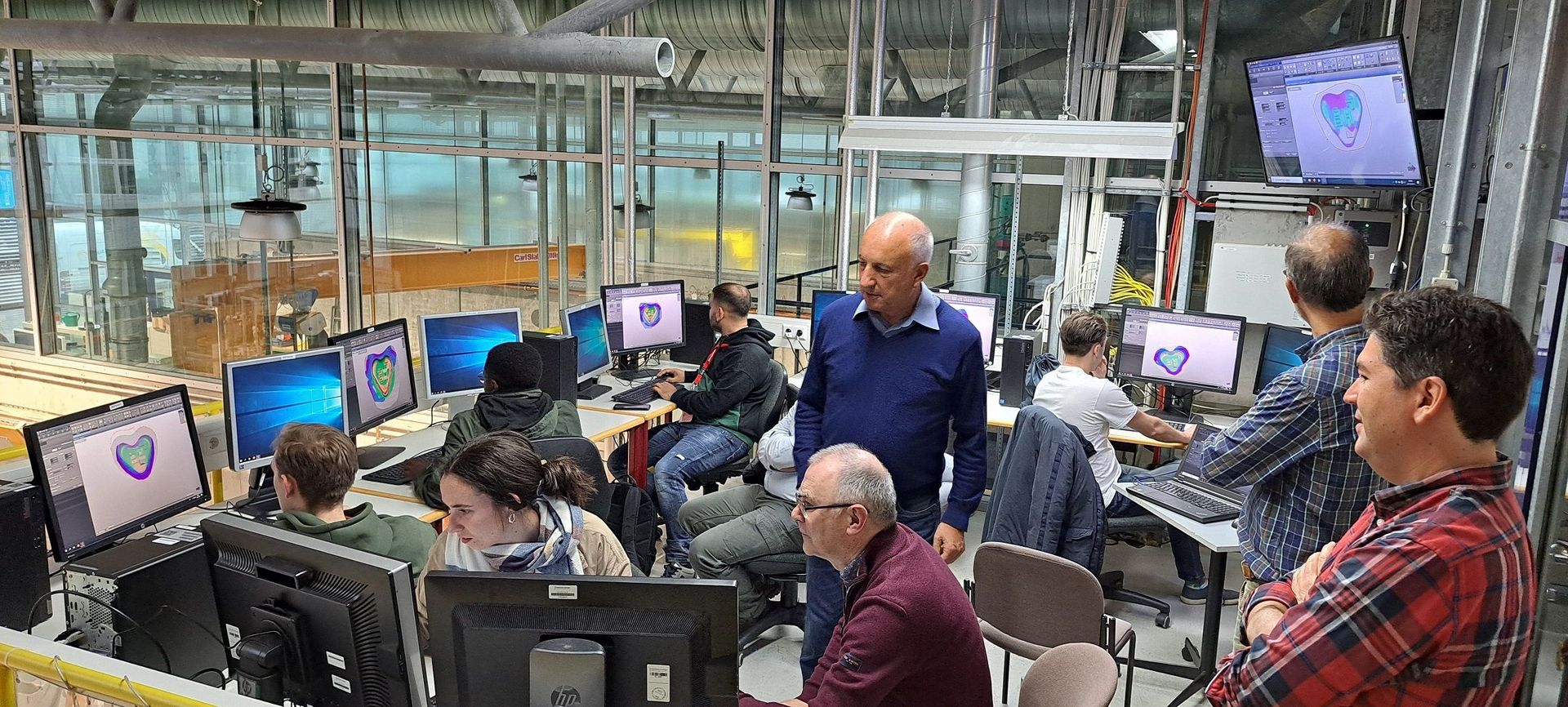 Studierende in einem Labor der Fakultät Maschinen und Systeme