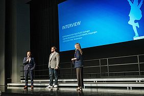 Interview auf der Bühne bei der Graduiertenfeier der Hochschule Esslingen