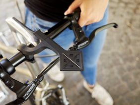 Blick auf ein Fahrrad mit Handyhalterung