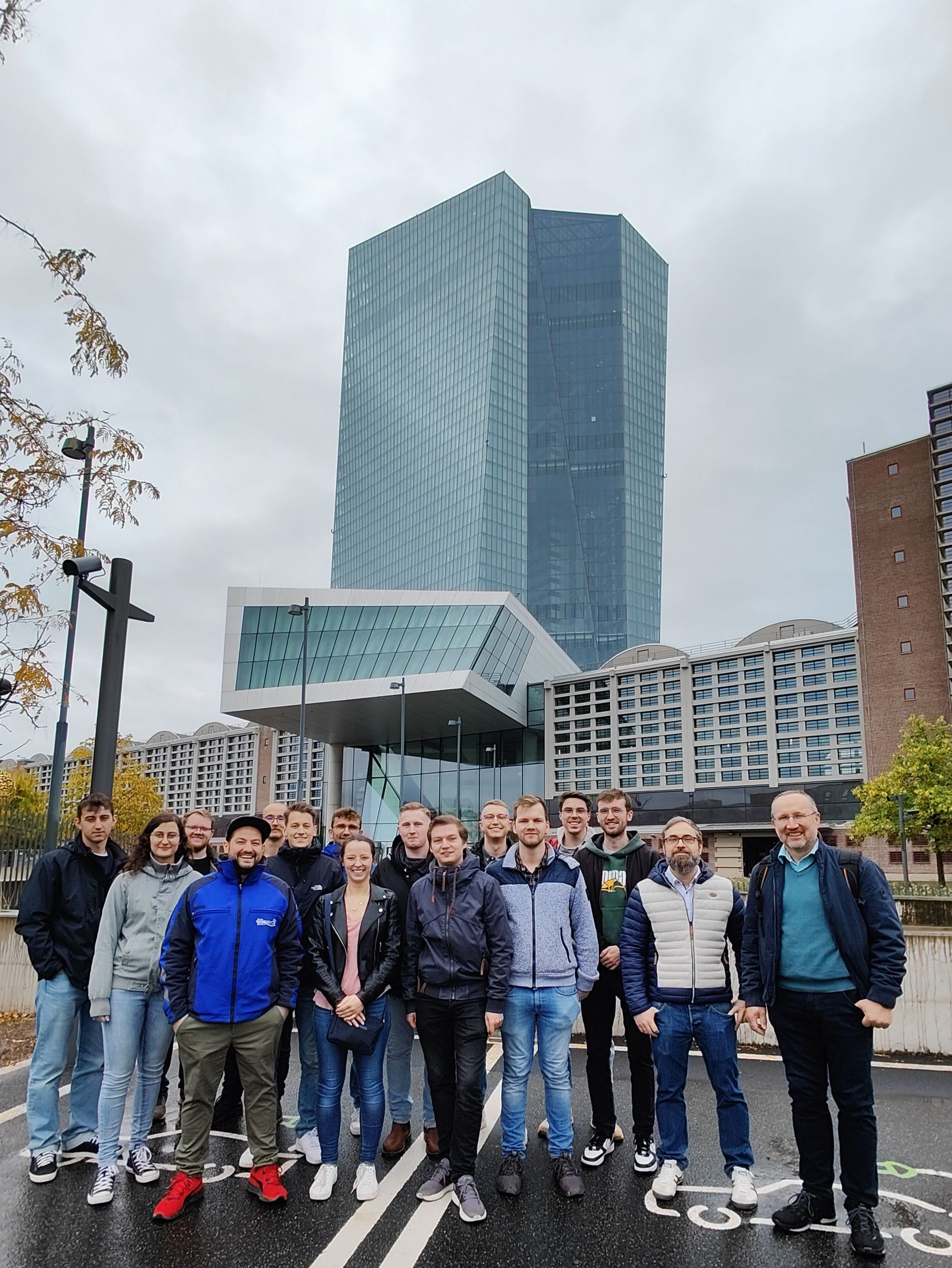 Exkursionsgruppe von Prof. Dr. Robert Grob, 1. v. r. vor der  EZB in Frankfurt