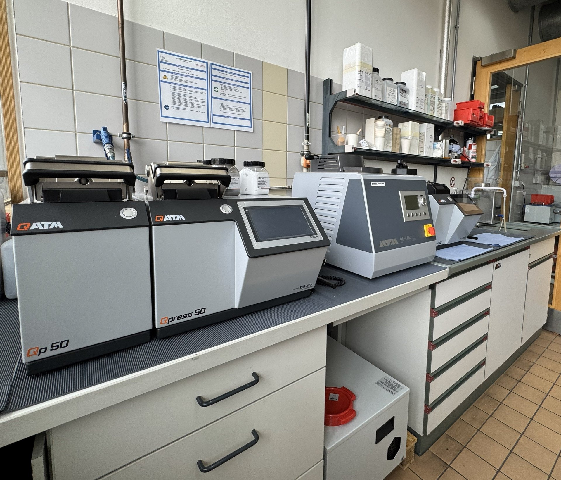 Blick in das Demolabor: QATM liefert moderne Ger&auml;te f&uuml;r die Materialographie und H&auml;rtepr&uuml;fung