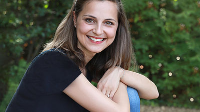 Sarah Filetti, Alumna der Hochschule Esslingen, lächelt in die Kamera.