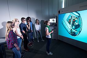 IT-Studierende der Hochschule Esslingen mit 3-D-Brillen