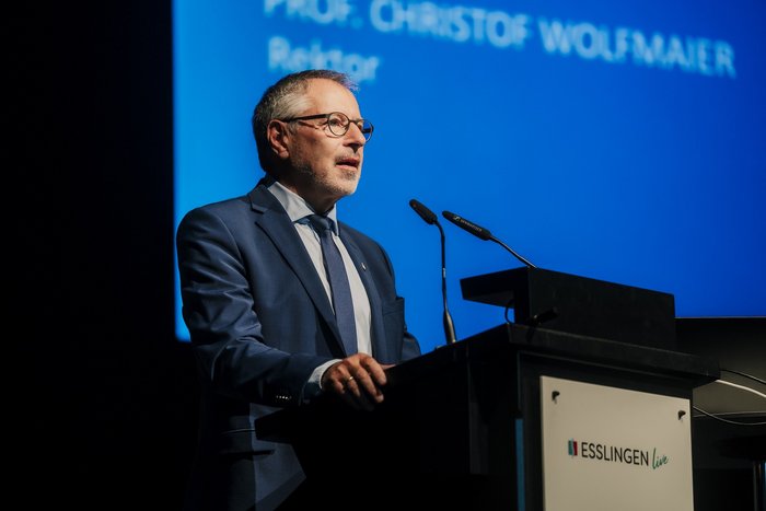 Rektor Prof. Christof Wolfmaier spricht bei der Graduiertenfeier