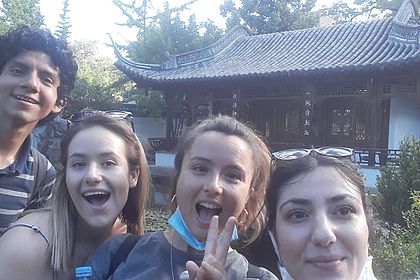 4 internationale Studierende im chinesischen Garten
