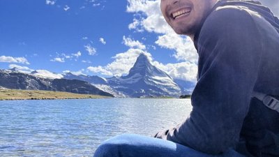 Foto von Marvin an einem See.