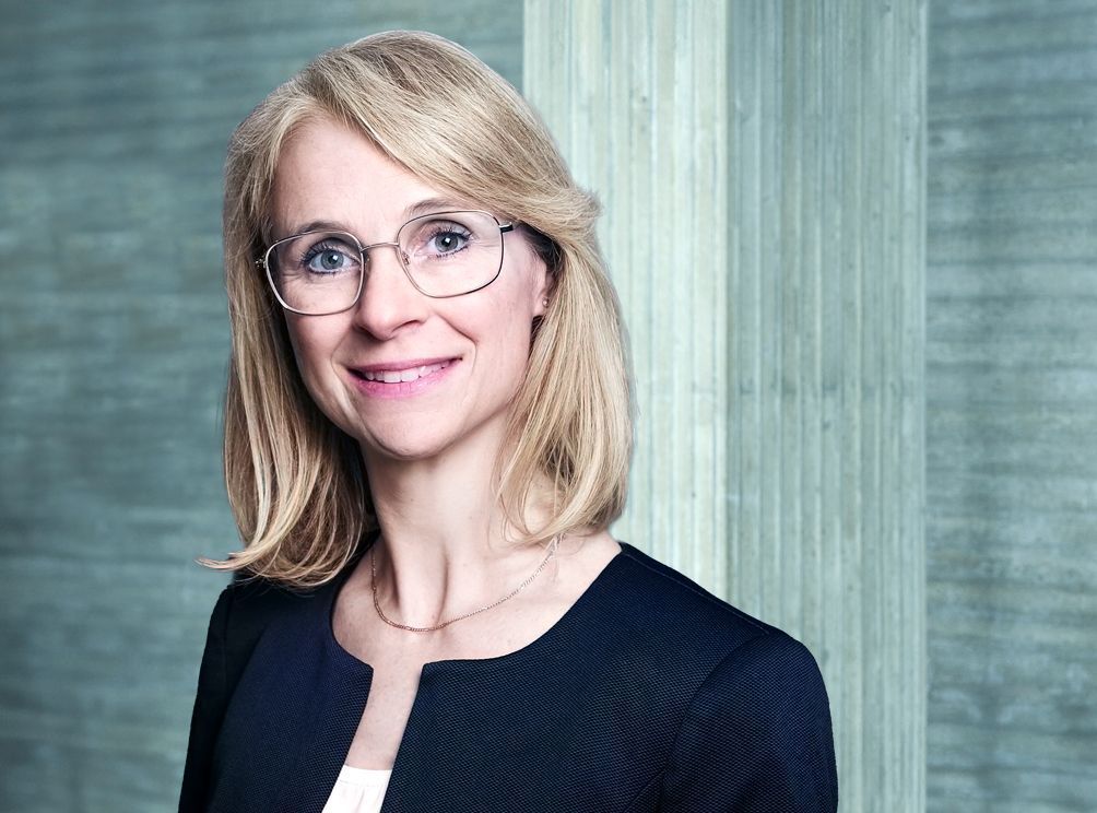 Zum Sommersemester 2024 neu berufen an die Hochschule Esslingen: Prof. Dr.-Ing. Meike Schlüter blickt freundlich in die Kamera.