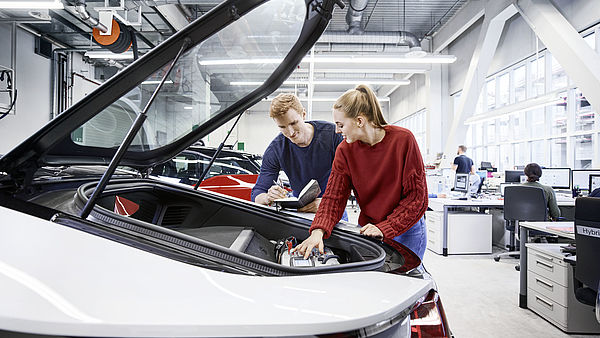 Die Teilnehmer am SpeedUp Programm sammeln Berufserfahrung auf einer der Praxiseinsätze an der BMW Group, Foto BMW Group