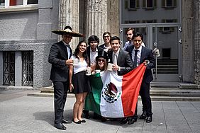 Mexikanische Studierende vor der Hochschule